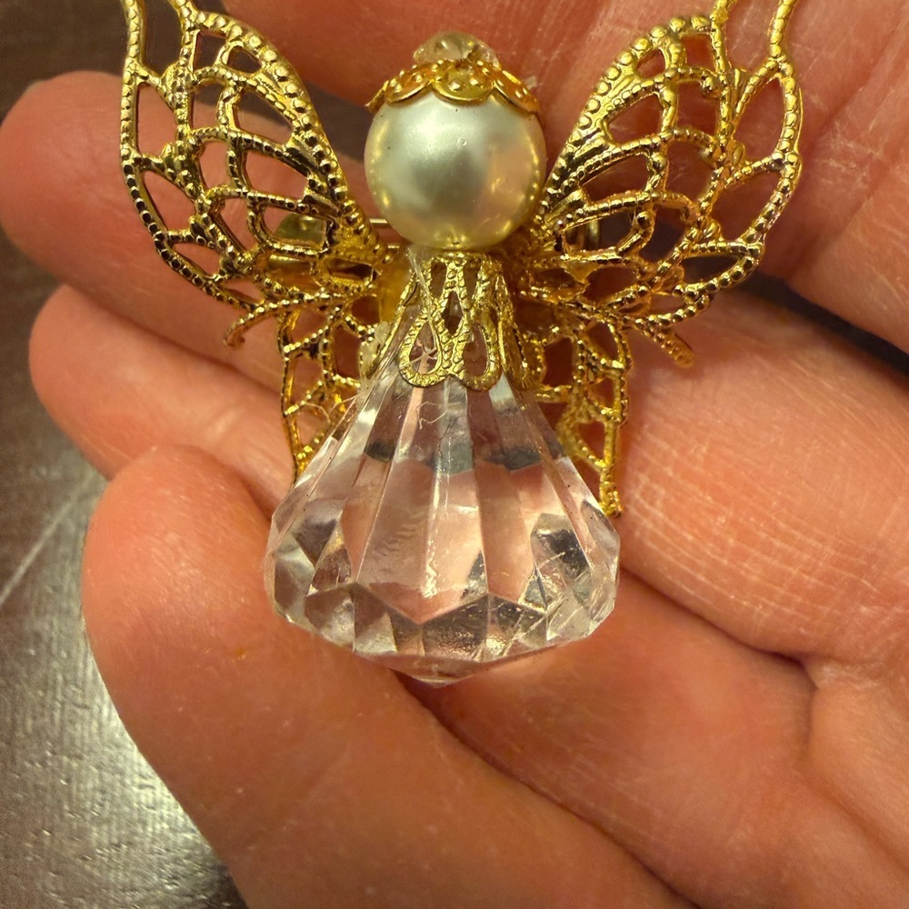 Vintage Angel Brooch - Picture 2 of 3
